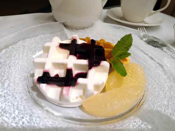 鳥取県産白バラヨーグルトを使ったワッフル型アイスクリーム