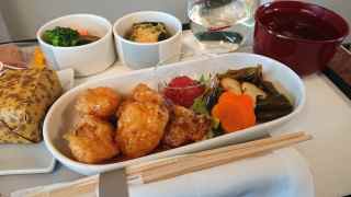 機内食のおせちは結構おいしかった。